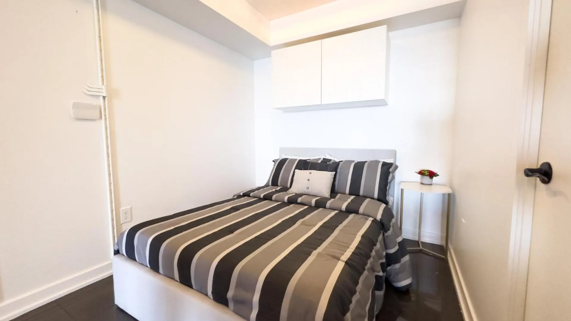 Luxurious 2 Beds Near Cn Tower Scotia Arena Rogers Centre & Free Parking Apartment Toronto
