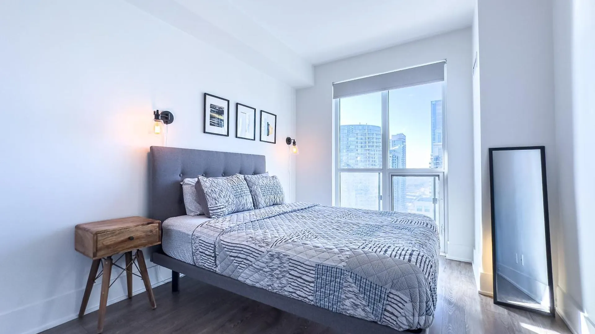 Luxurious 2 Beds Near Cn Tower Scotia Arena Rogers Centre & Free Parking Apartment Toronto