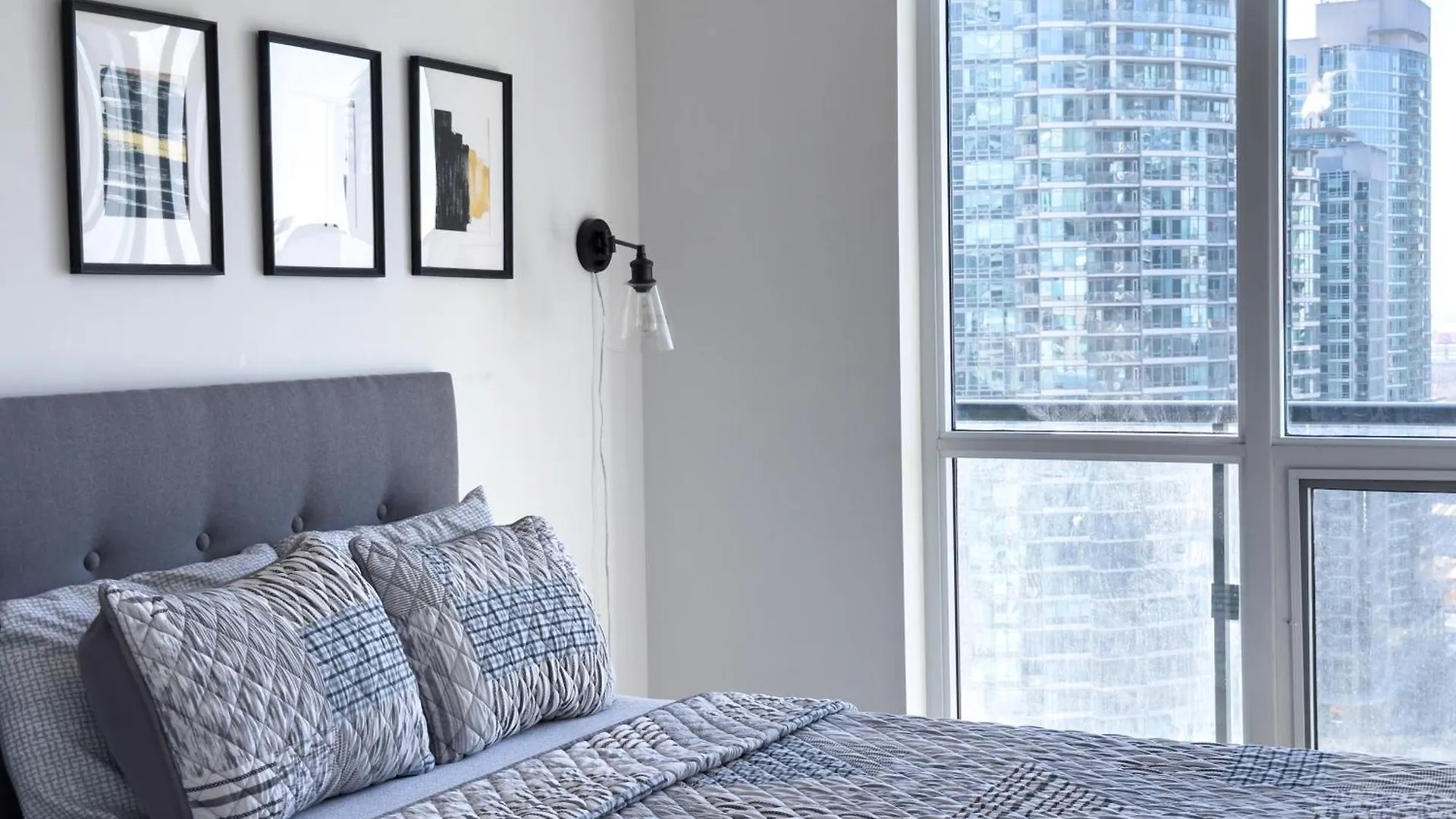 Luxurious 2 Beds Near Cn Tower Scotia Arena Rogers Centre & Free Parking Apartment Toronto